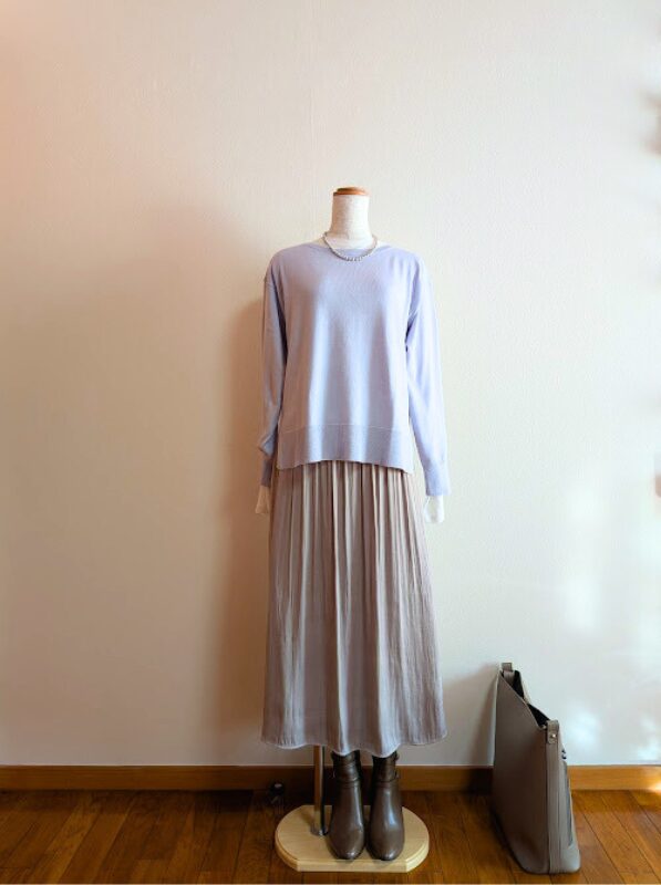 アラフィフコーデ　ホワイトシアーカットソーにラベンダーニット、ライトグレーギャザースカートを合わせたコーデ