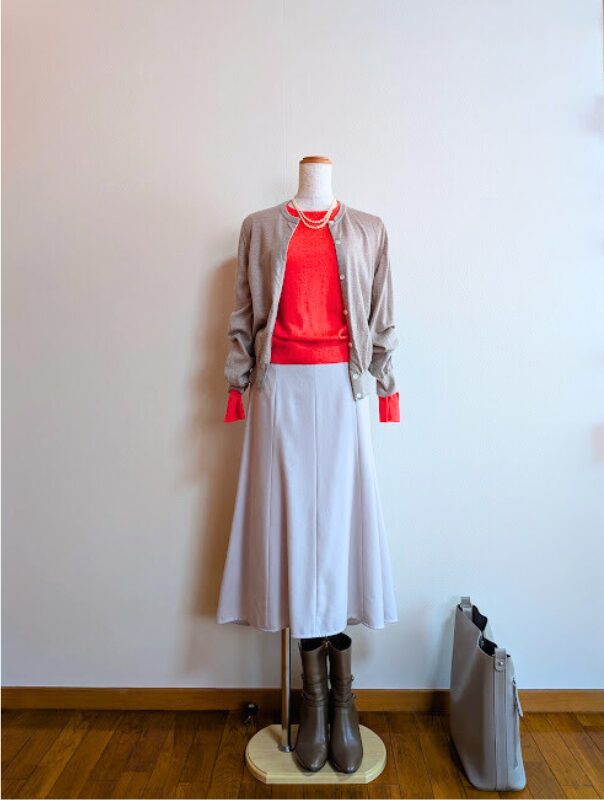 アラフィフコーデ　チェリーピンクニットにブラウンカーディガン、ホワイトフレアスカートを合わせたコーデ