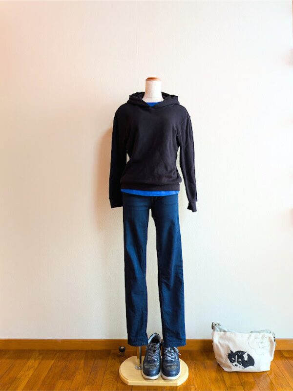 ブルーTシャツにブルーデニム、ブラックパーカーを合わせたコーデ
