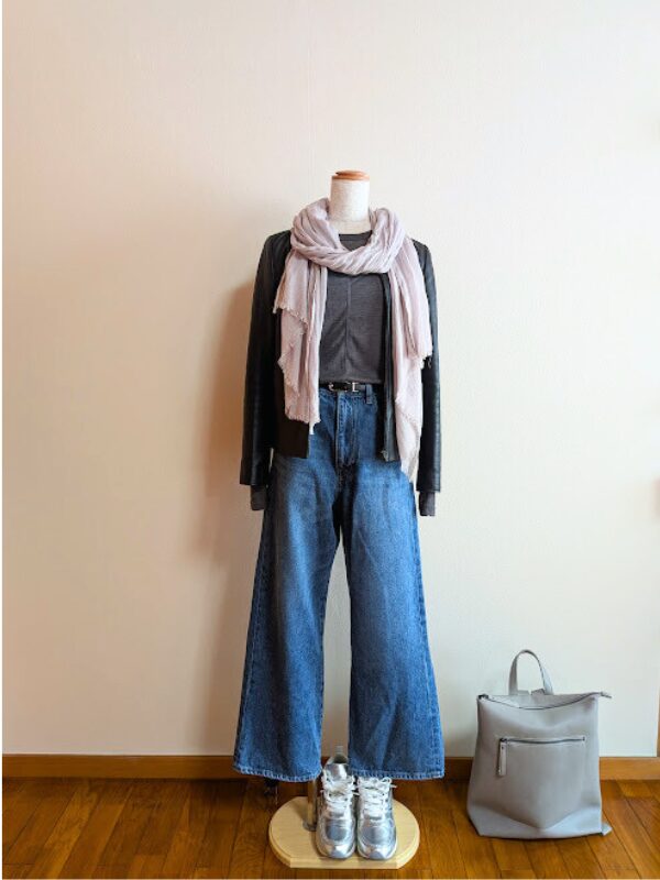 グレーシアーカットソーにブルーワイドデニム、ブラックレザージャケットを合わせたコーデ