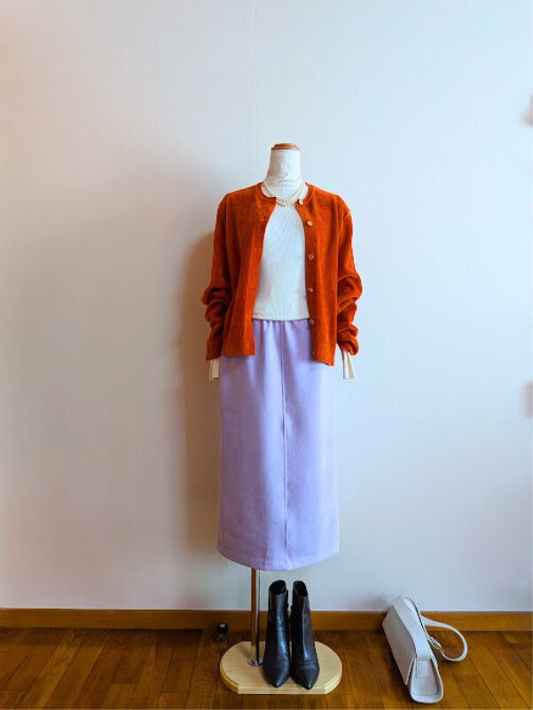 アラフィフコーデ　ホワイトニットにオレンジカーディガン、ラベンダータイトスカートを合わせたコーデ