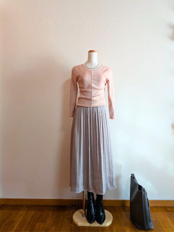 アラフィフコーデ　ライトピンクニットにライトグレーギャザースカートを合わせたコーデ