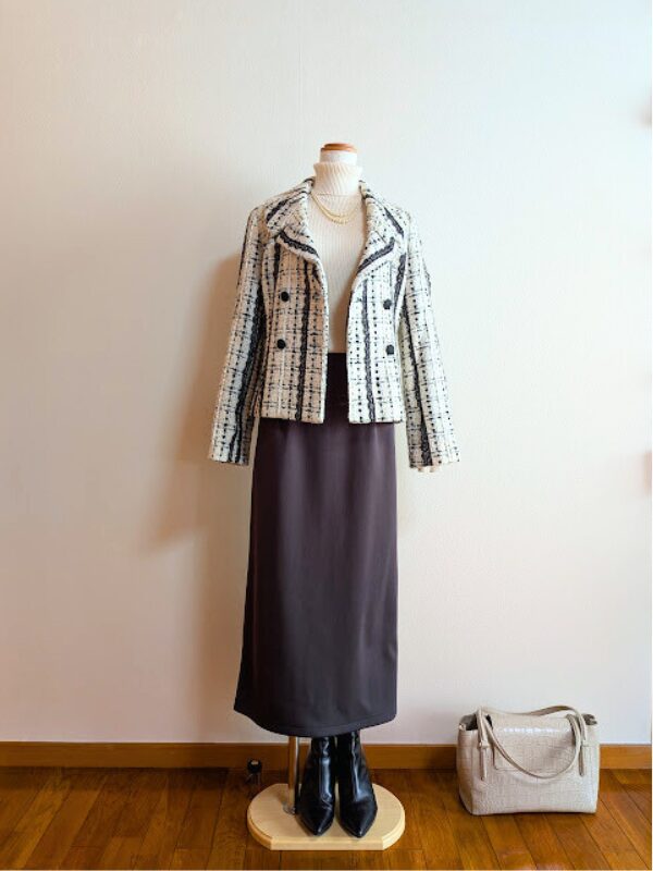 オフホワイトタートルニット、ダークグレータイトスカート、オフホワイトジャケットを合わせたコーデ