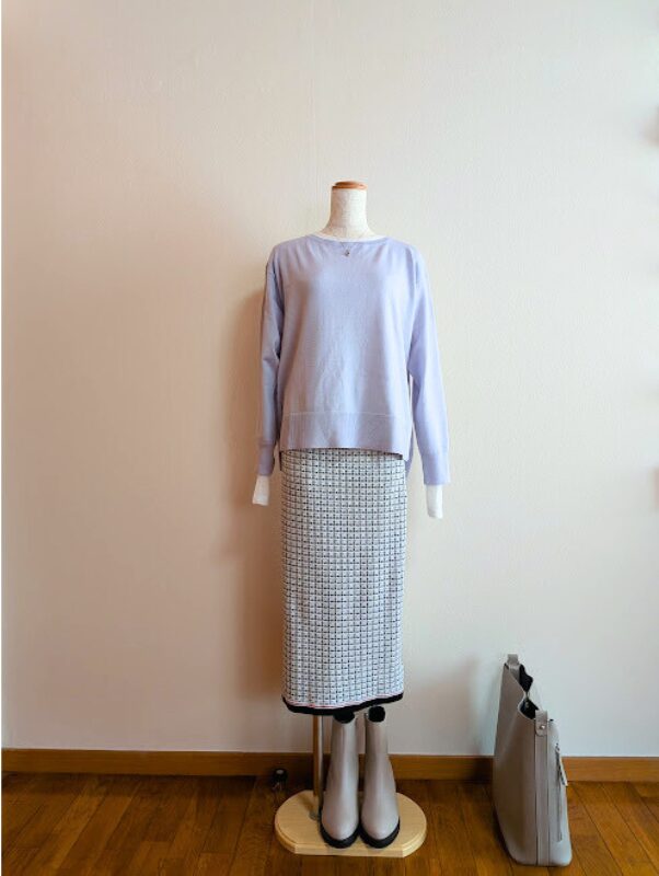 アラフィフコーデ　ホワイトシアーカットソーにラベンダーニット、ホワイト系チェック柄タイトスカートを合わせたコーデ