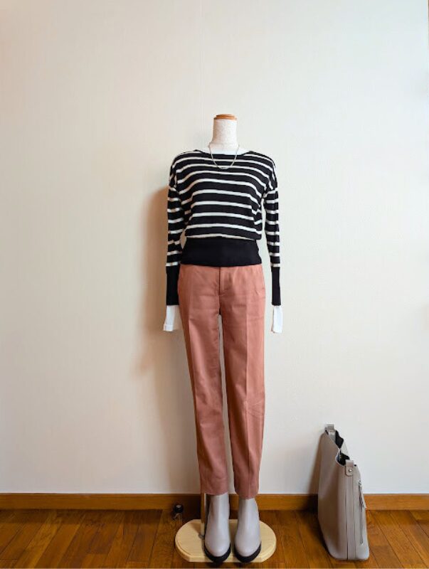 アラフィフコーデ　ホワイトカットソーにグラックボーダーニット、くすみピンクパンツを合わせたコーデ