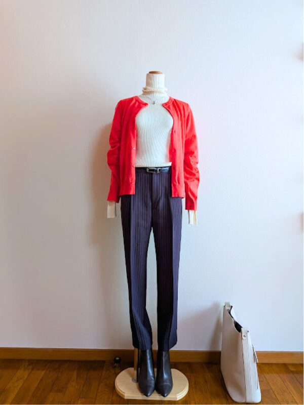 オフホワイトタートルニットにネイビーテーパードパンツ、チェリーピンクカーディガンを合わせたコーデ