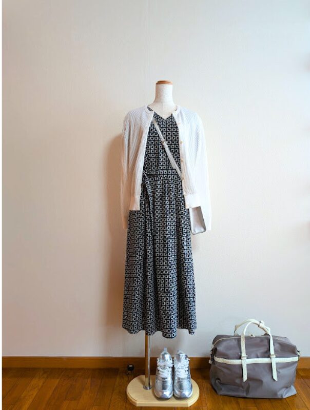 ブラック幾何学柄ワンピースにホワイトシアーカーディガンを合わせたコーデ