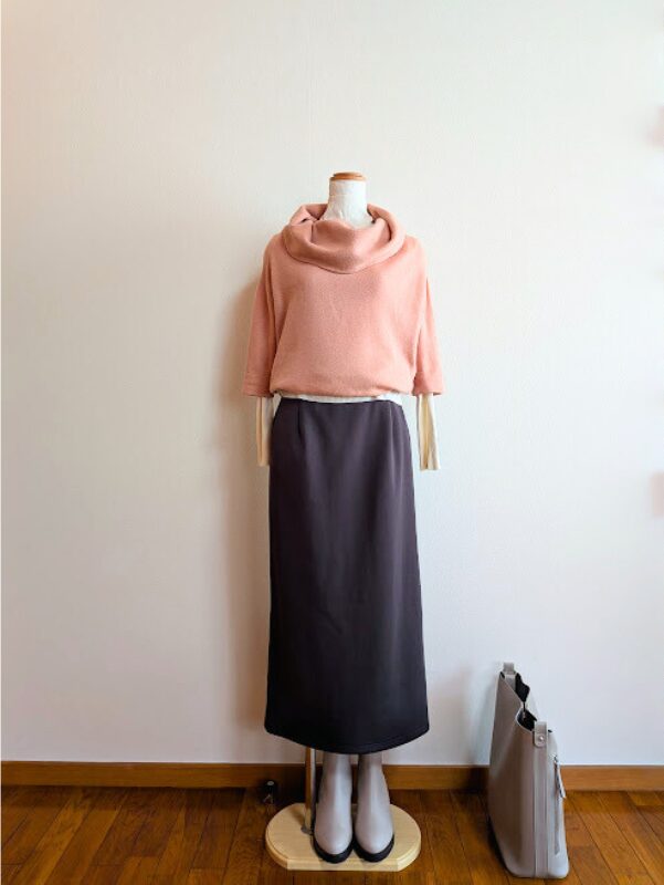 アラフィフコーデ　ホワイトシアーカットソーにくすみピンクタートルニット、ダークグレータイトスカートを合わせたコーデ　