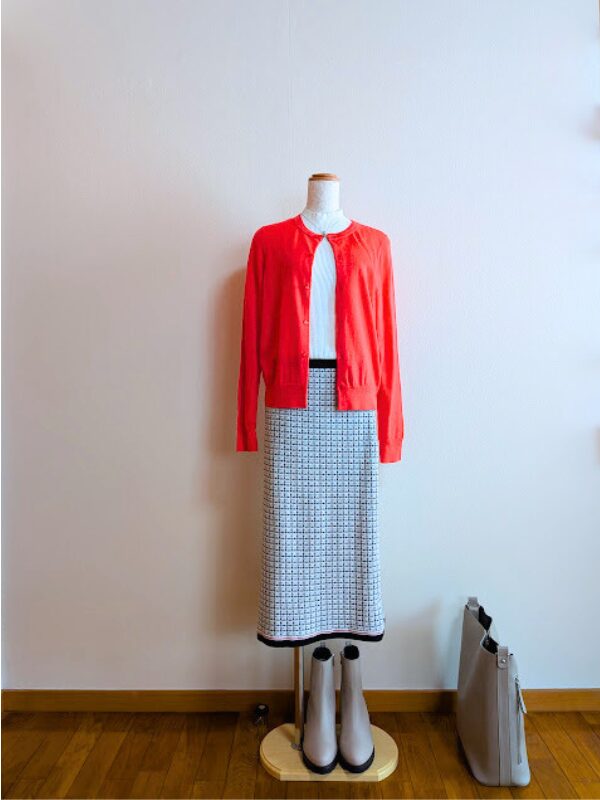 アラフィフコーデ　ホワイトニットにチェリーピンクカーディガン、ホワイト系チェック柄タイトスカートを合わせたコーデ