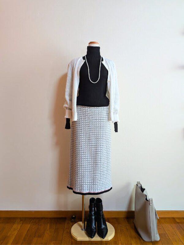 ブラックタートルニットにホワイトチェック柄タイトスカート、ホワイトシアーカーディガンを合わせたコーデ