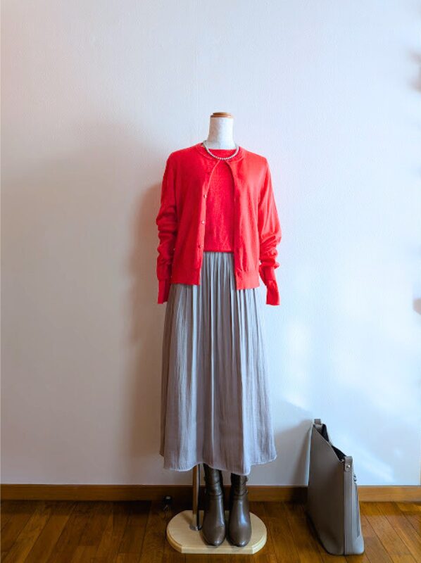 アラフィフコーデ　チェリーピンクカーニット、カーディガンのセットアップにライトグレーギャザースカートを合わせたコーデ