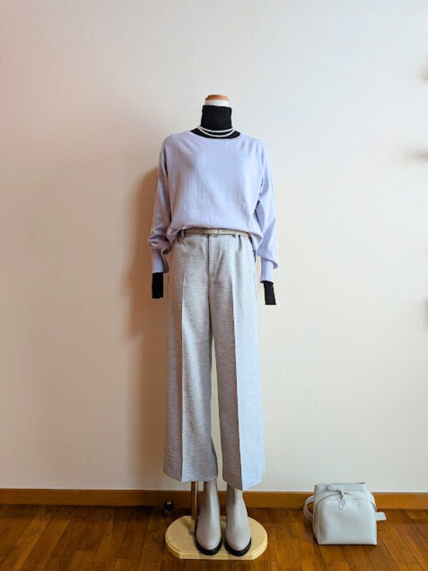 ブラックタートルニットにライトグレーワイドパンツ、ラベンダーニットを合わせたコーデ