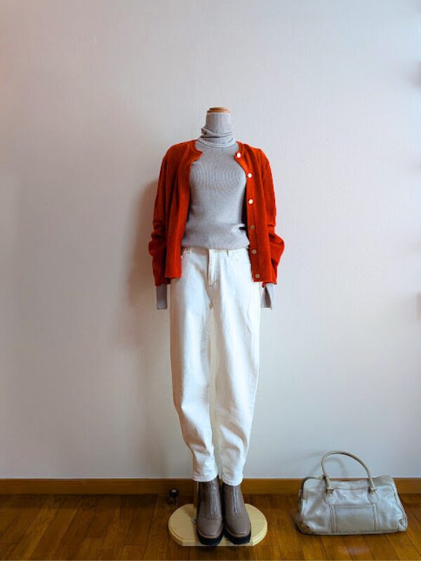 ライトベージュラメカーディガンにホワイトデニム、オレンジカーディガンを合わせたコーデ