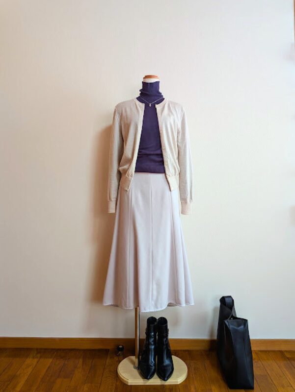 アラフィフコーデ　パープルタートルニットにライトベージュカーディガン、ホワイトフレアスカートを合わせたコーデ