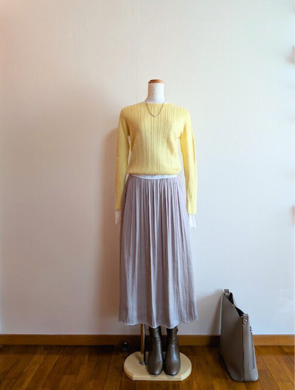 アラフィフコーデ　ホワイトシアーカットソーにライトイエローケーブルニット、ライトグレーギャザースカートを合わせたコーデ
