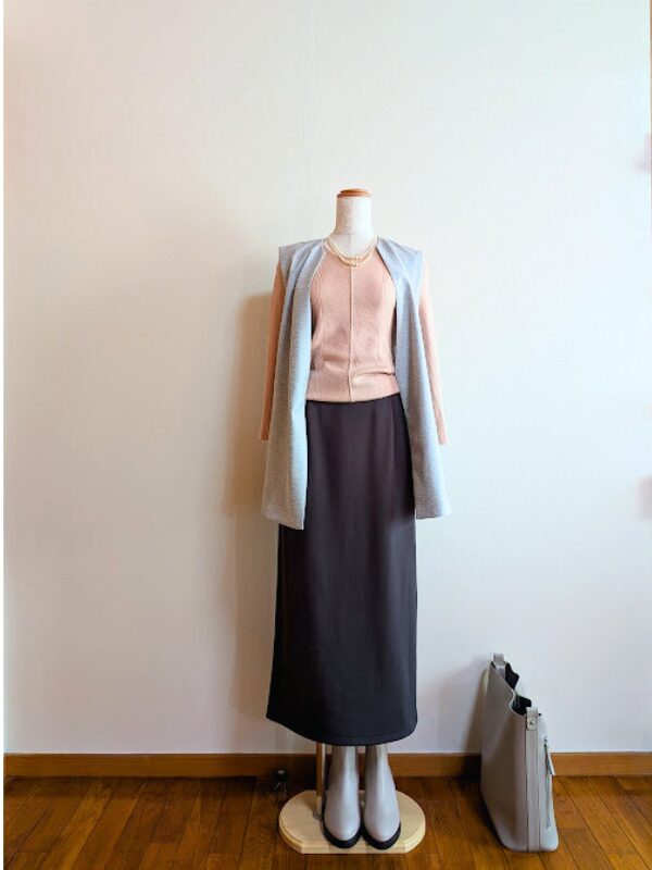 アラフィフコーデ　ライトピンクにっとにライトグレージレ、ダークグレータイトスカートを合わせたコーデ