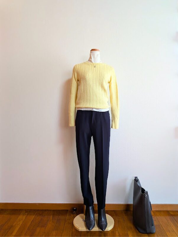 アラフィフコーデ　ホワイトシアーカットソーにライトイエローケーブルニット、ネイビーテーパードパンツを合わせたコーデ