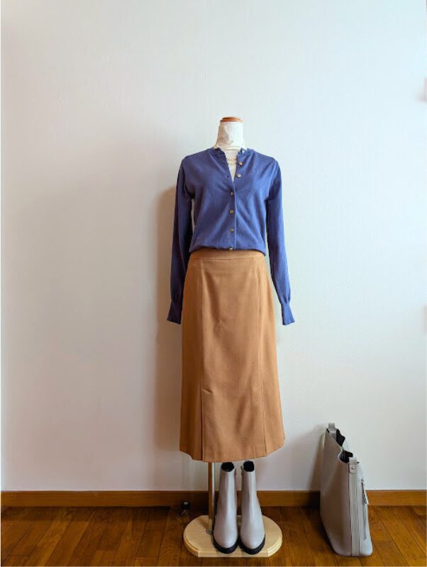 アラフィフコーデ　オフホワイトタートルニットにくすみブルーカーディガン、ベージュタイトスカートを合わせたコーデ