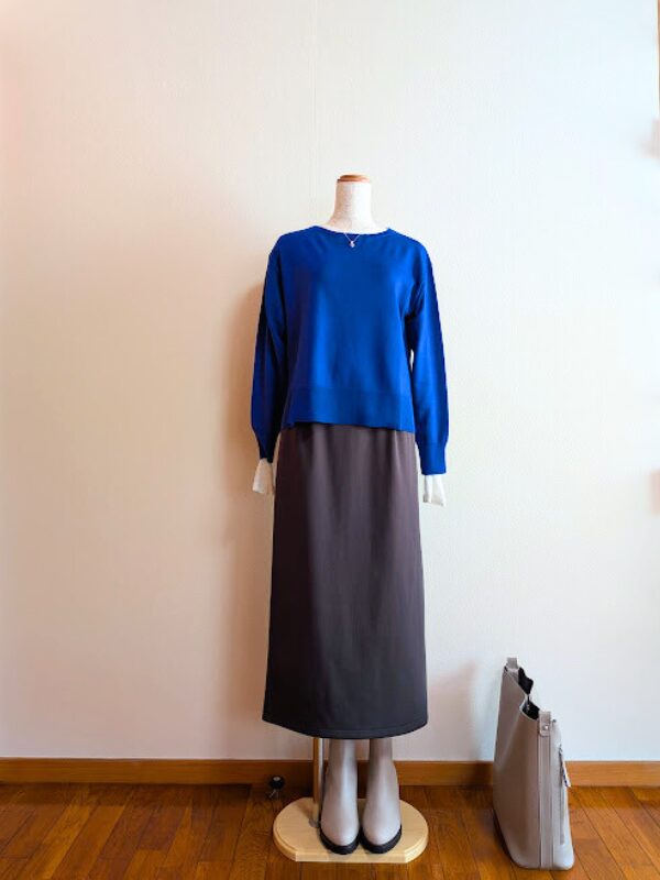 アラフィフコーデ　ホワイトシアーカットソーにブルーニット、ダークグレータイトスカートを合わせたコーデ