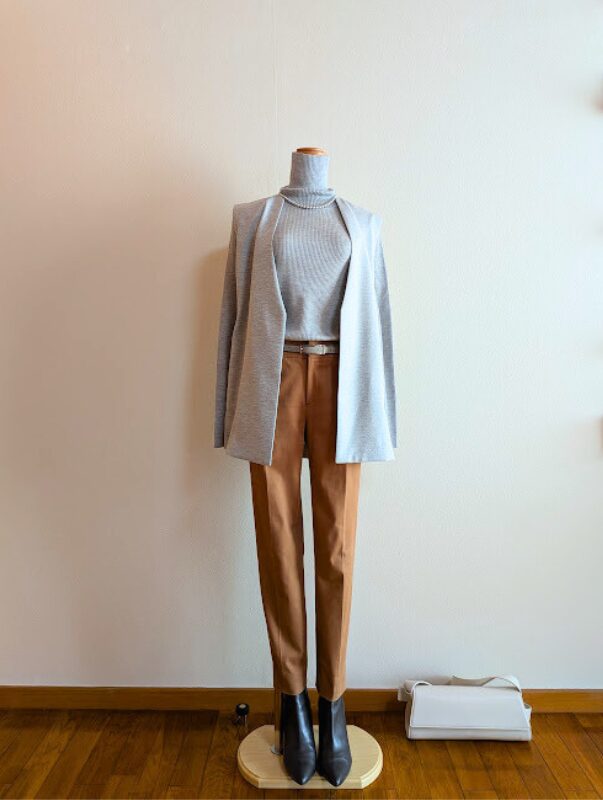 ライトグレータートルニットにライトグレージレ、キャメルテーパードパンツを合わせたコーデ