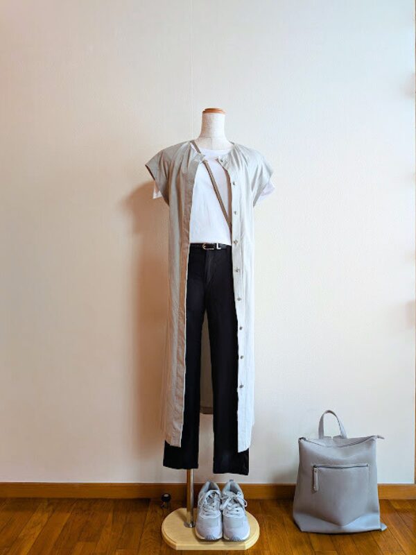ホワイトTシャツにブラックパンツ、ライトグレーロングジレを合わせたコーデ