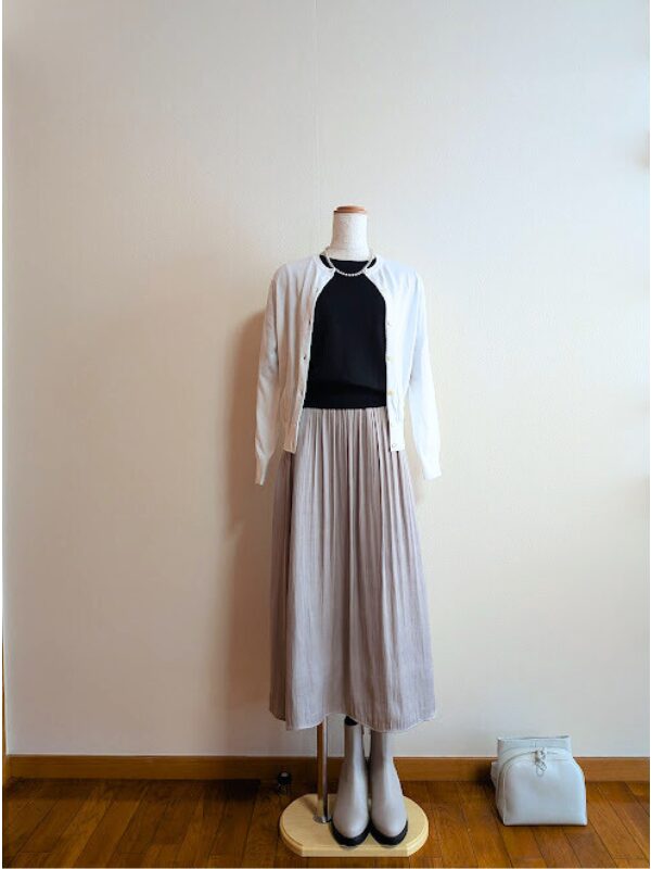 アラフィフコーデ　黒ニット×ライトグレースカートにホワイトカーディガンを合わせたコーデ