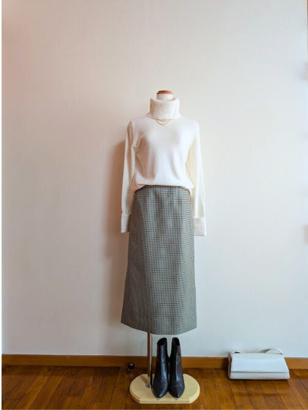 アラフィフコーデ　オフホワイトタートルニットにベージュ系チェックタイトスカートを合わせたコーデ