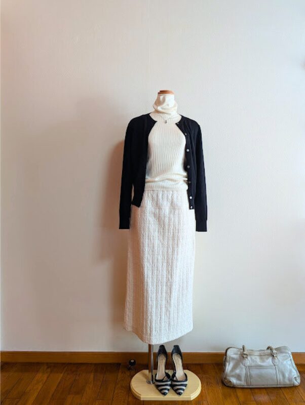 アラフィフコーデ　アイボリーのタートルとタイトスカートに、黒カーディガンを重ねたコーデ