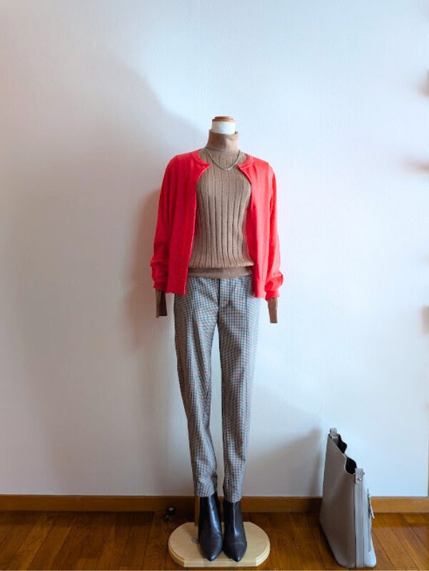ブラウンリブタートルニットにグレーチェックパンツ、チェリーピンクカーディガンを合わせたコーデ