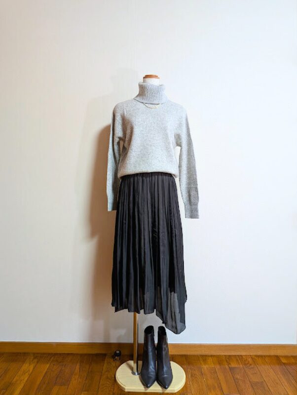 ライトグレーカシミヤタートルニットにブラックギャザースカートを合わせたコーデ