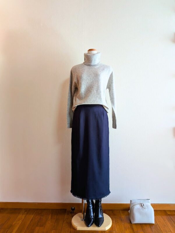 アラフィフコーデ　ライトグレーカシミアタートルニットにネイビータイトスカートを合わせたコーデ