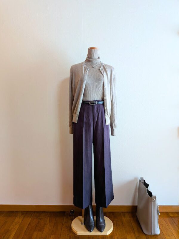 ブラウンタートルニットとカーディガンのセットアップにネイビーワイドパンツを合わせたコーデ