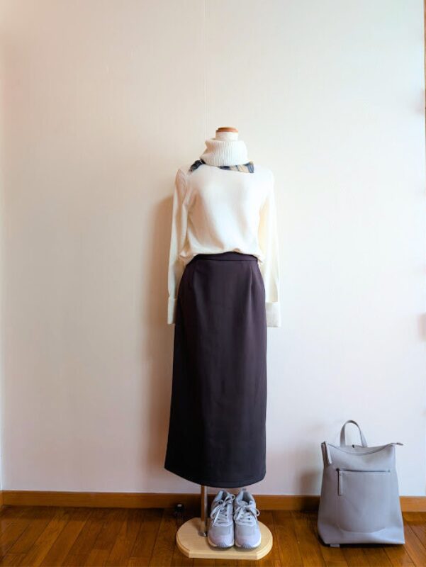 アラフィフコーデ　オフホワイトタートルニットにダークグレータイトスカートを合わせたコーデ