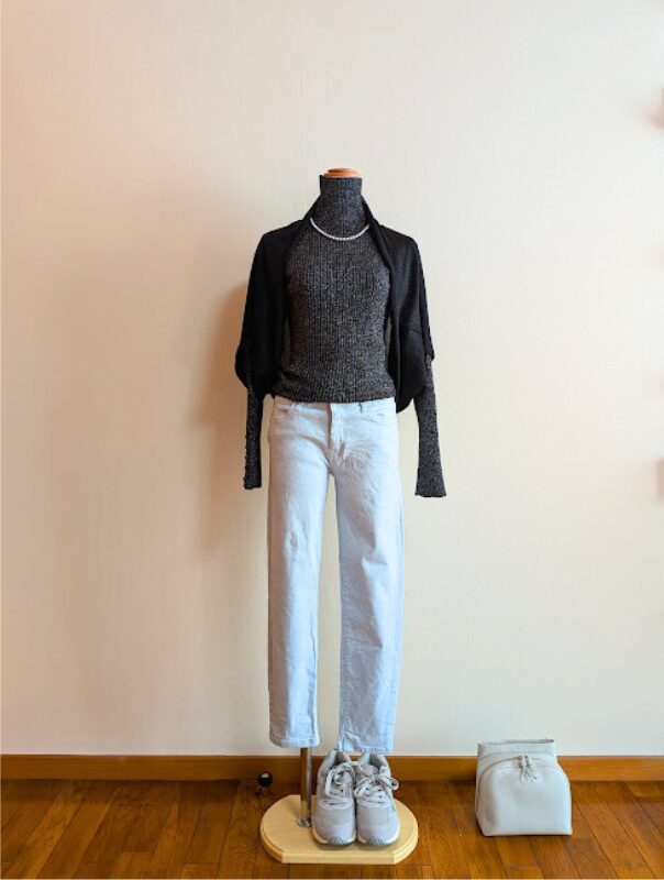ブラックラメタートルニットにアイスブルーデニム、ブラックシアーカーディガンを合わせたコーデ