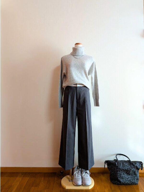 アラフィフコーデ　ライトグレーカシミアタートルネイビーストライプワイドパンツを合わせたコーデ