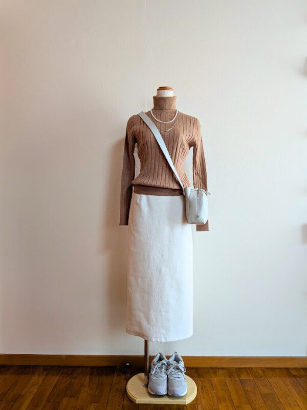 ブラウンリブタートルニットにホワイトタイトスカートを合わせたコーデ