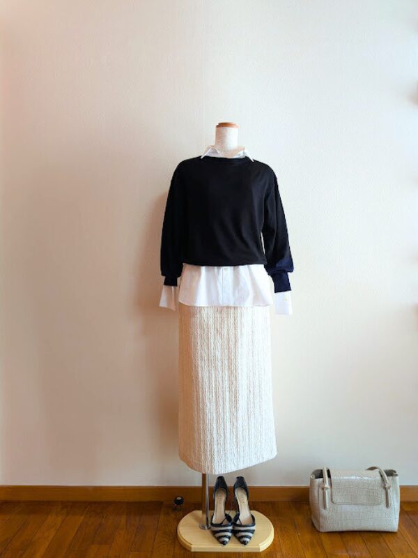 アラフィフコーデ　白ブラウスに黒ニット、アイボリータートルを重ねたレイヤードコーデ