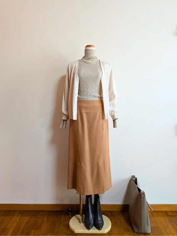 ベージュラメタートルニットにベージュタイトスカート、ベージュカーディガンを合わせたコーデ