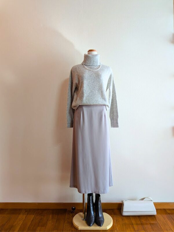 アラフィフコーデ　ライトグレーカシミアタートルニットにライトグレーフレアスカートを合わせたコーデ