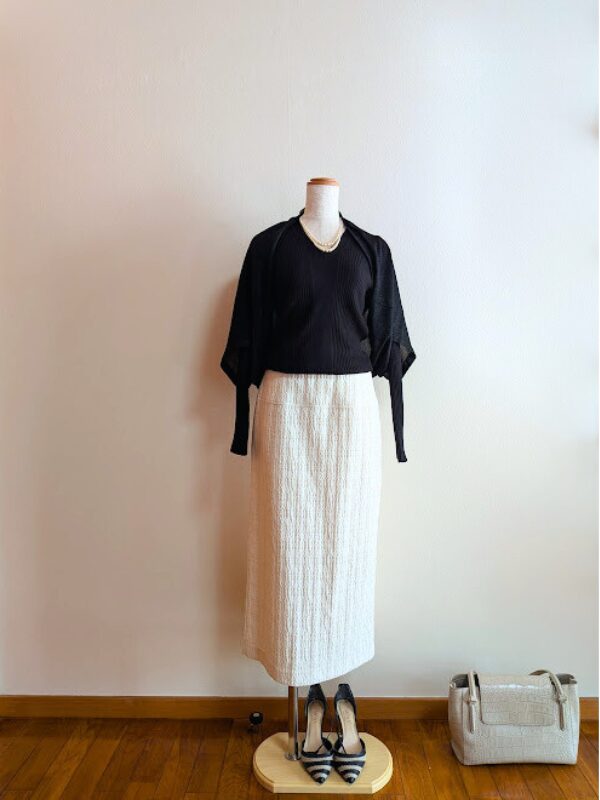 アラフィフコーデ　黒ニット×アイボリースカートに、黒のシアーカーディガンを合わせたコーデ