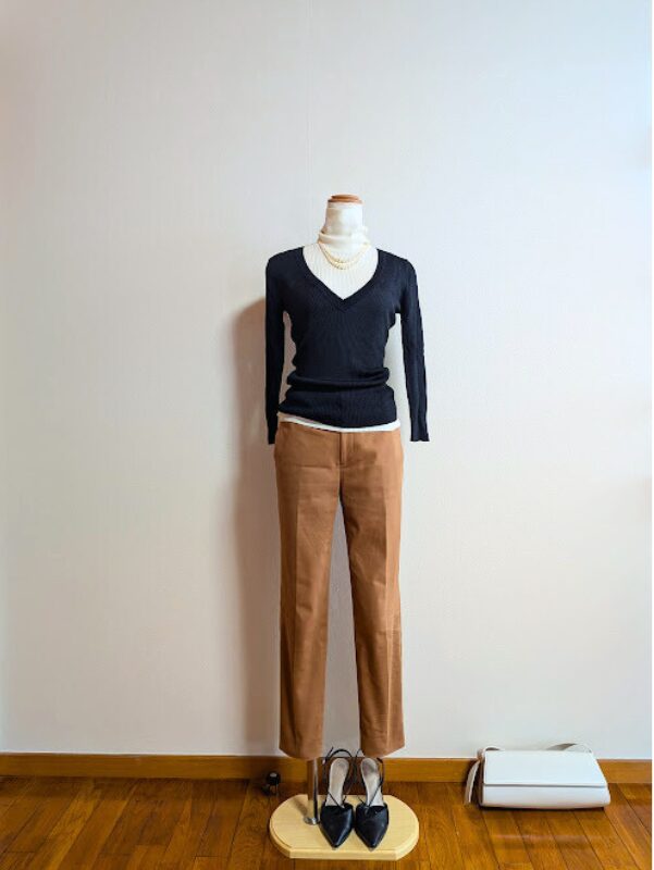 アラフィフコーデ　黒ニットにアイボリーのタートルを重ね、キャメルパンツで仕上げたコーデ