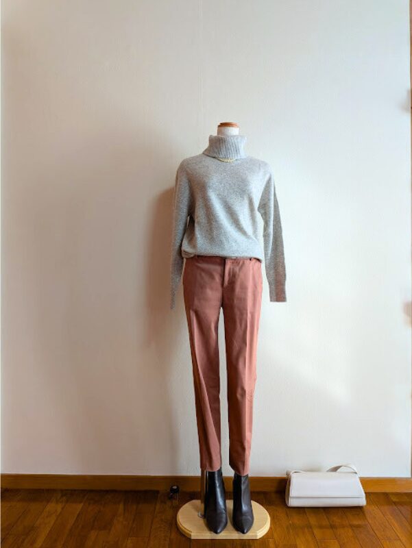 アラフィフコーデ　ライトグレーカシミアタートルニットにくすみピンクテーパードパンツを合わせたコーデ