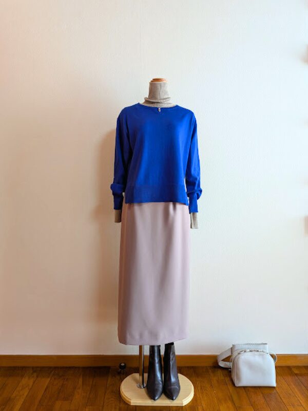 ブラウンタートルニットにブラウンタイトスカート、ブルーニットを合わせたコーデ