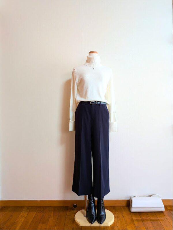アラフィフコーデ　オフホワイトタートルニットにネイビーワイドパンツを合わせたコーデ