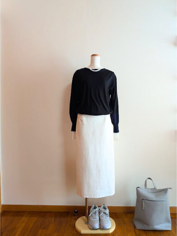 アラフィフコーデ　黒ニットに白のシアーカットソーを重ねたスタイル。