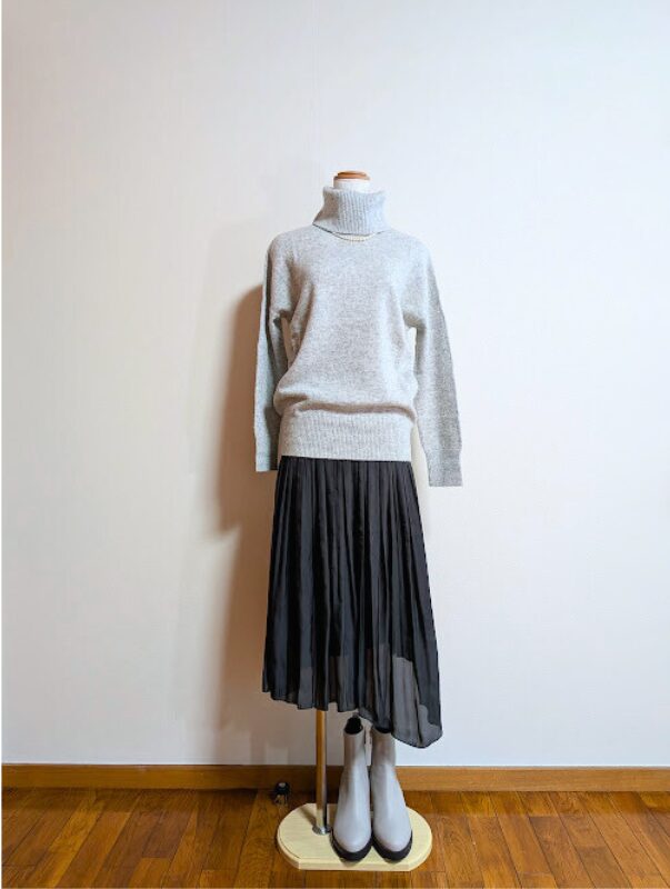 ライトグレーカシミヤタートルニットにブラックギャザースカートを合わせたコーデ