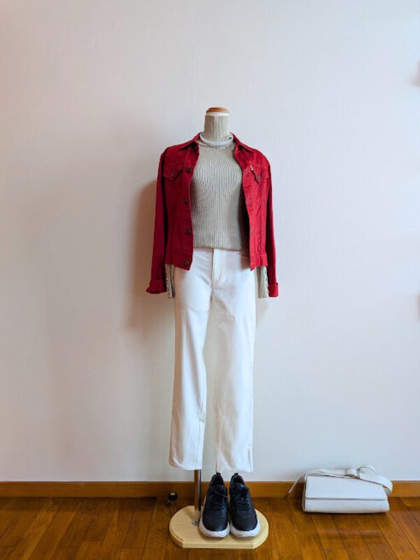 ベージュタートルニットにホワイトデニム、レッドGジャンを合わせたコーデ