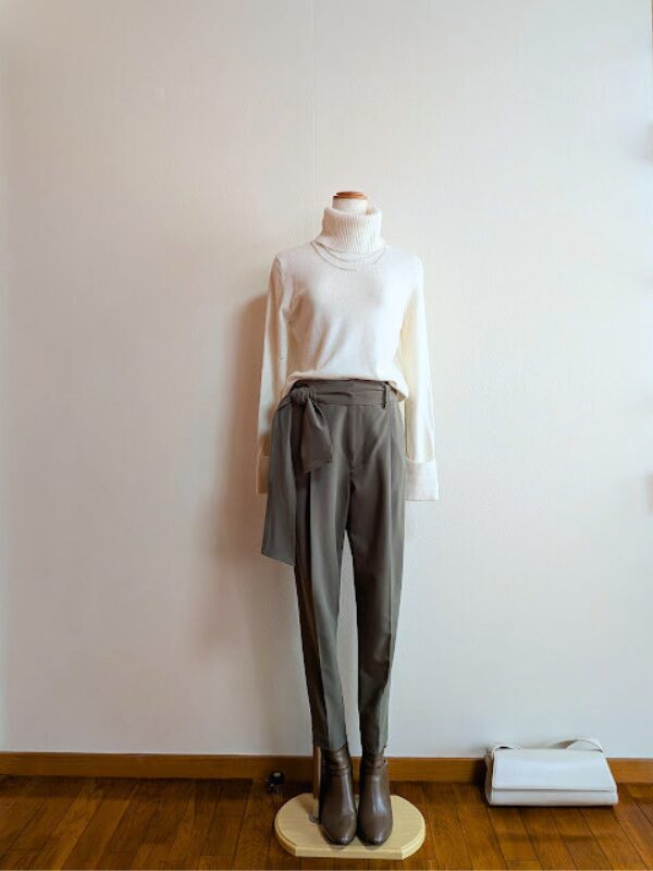 アラフィフコーデ　オフホワイトタートルニットにカーキテーパードパンツを合わせたコーデ
