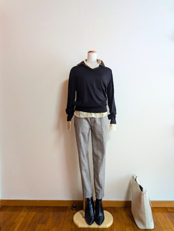 アラフィフコーデ　ベージュブラウスに黒ニットを重ね、チェック柄パンツを合わせたコーデ