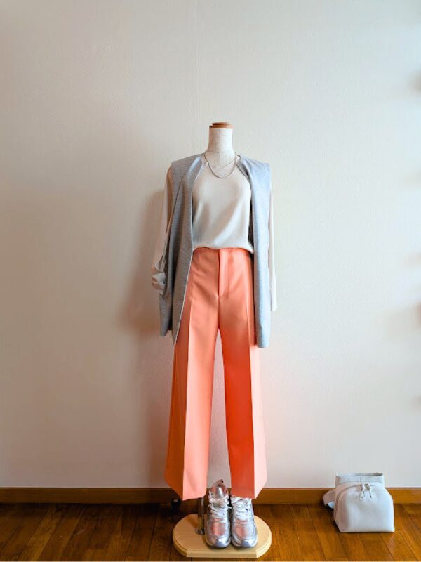 40代・50代コーデ ライトベージュニットにライトグレージレを重ね、オレンジワイドパンツを合わせたトルソーコーデ